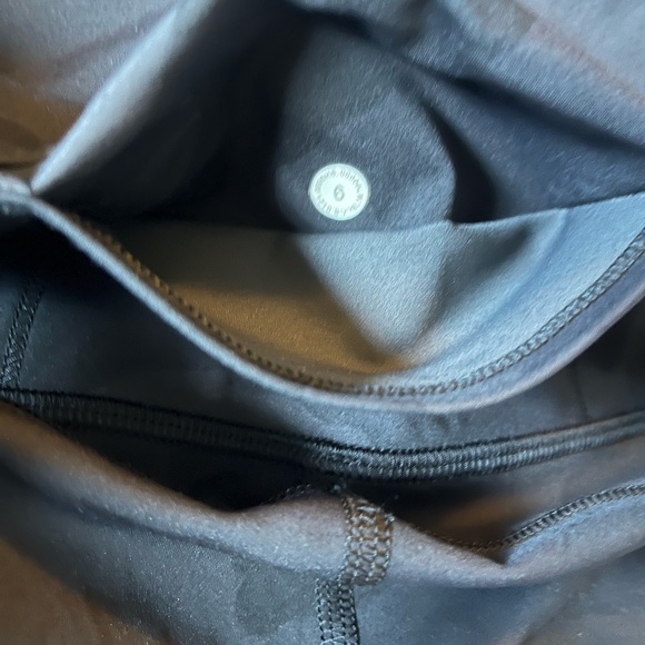 lululemon Womens Camo Black 8” size 6 Bike Shorts with pockets - Picture 3 of 6